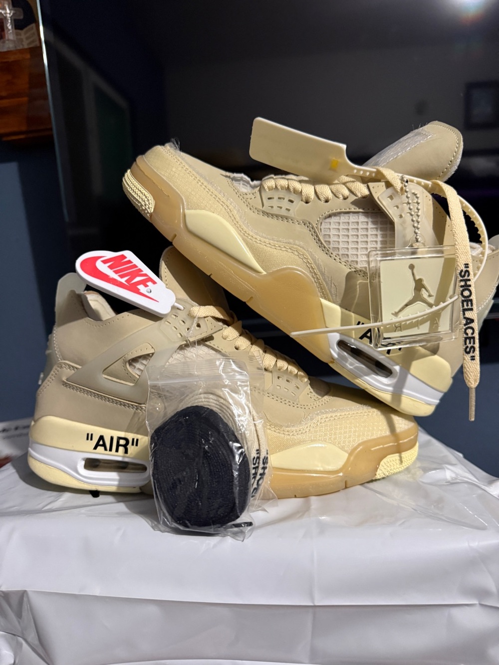 Off-White Air Jordan 4 Retro in Sail/Beige